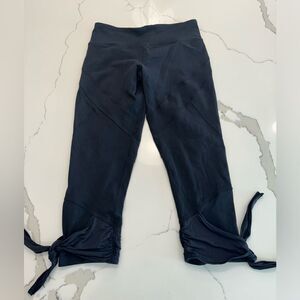 Lululemon sauce crops size 6